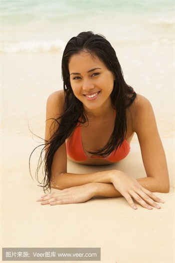 女的送披萨男的围着浴巾
