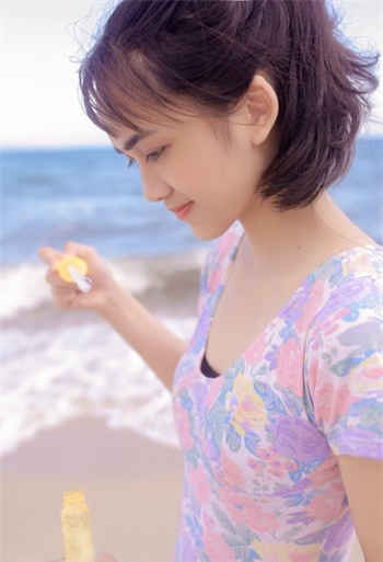 醉酒女业主被保安拖墙角