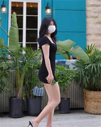 房地产女销售员卖色相