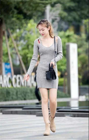 醉酒女业主被保安拖墙角