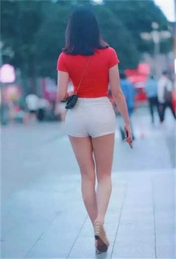 小雷与外婆在酒席间